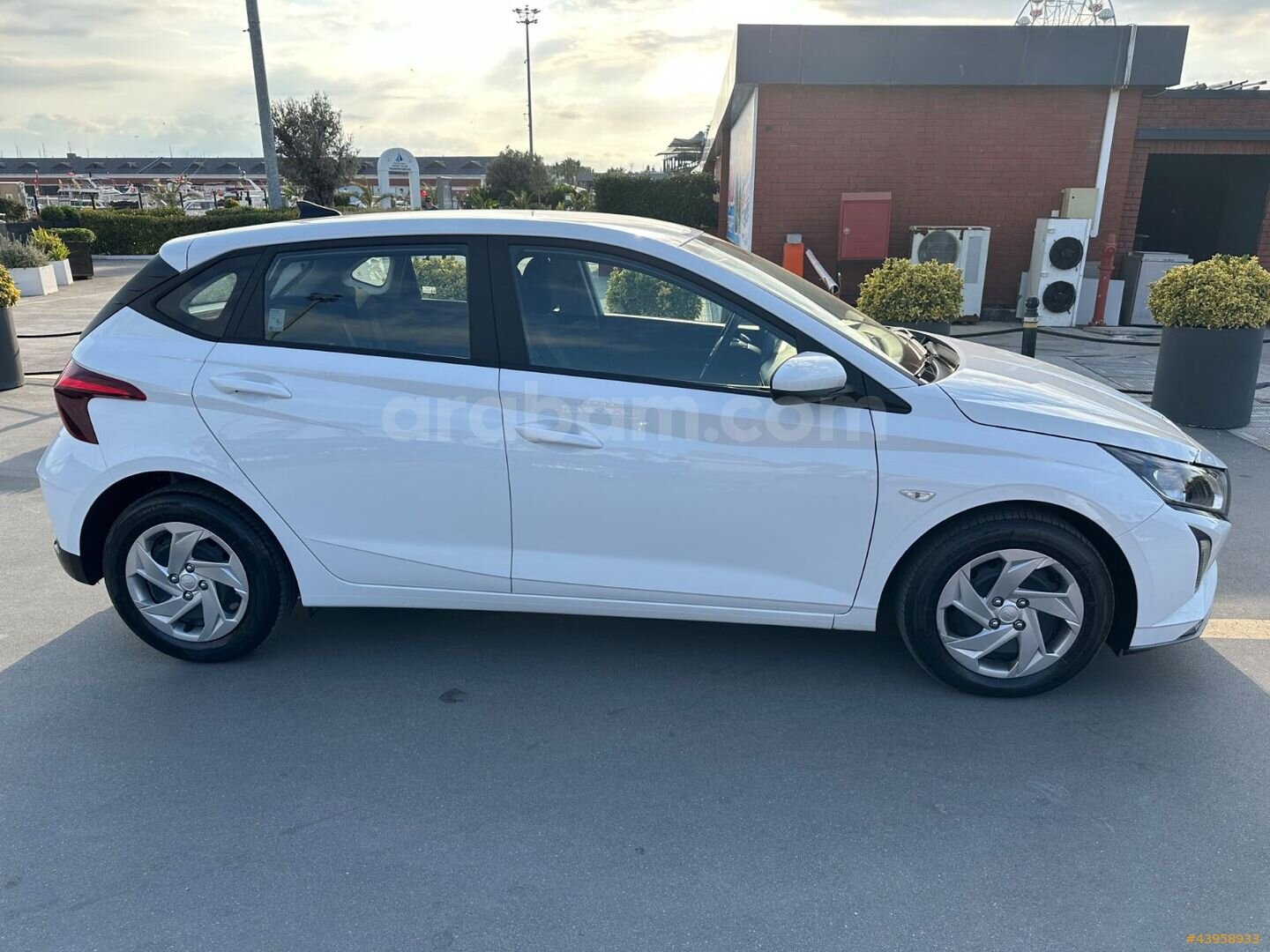 Galeriden Hyundai i20 1.0 T-GDI Jump 2026 Model İstanbul 15.000 km Beyaz 3