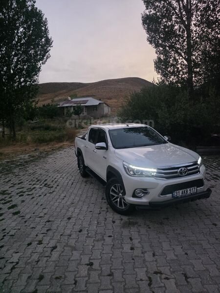 Sahibinden Toyota Hilux 2.4 D-4D 4x2 Adventure 2016 Model 125.000 km Beyaz