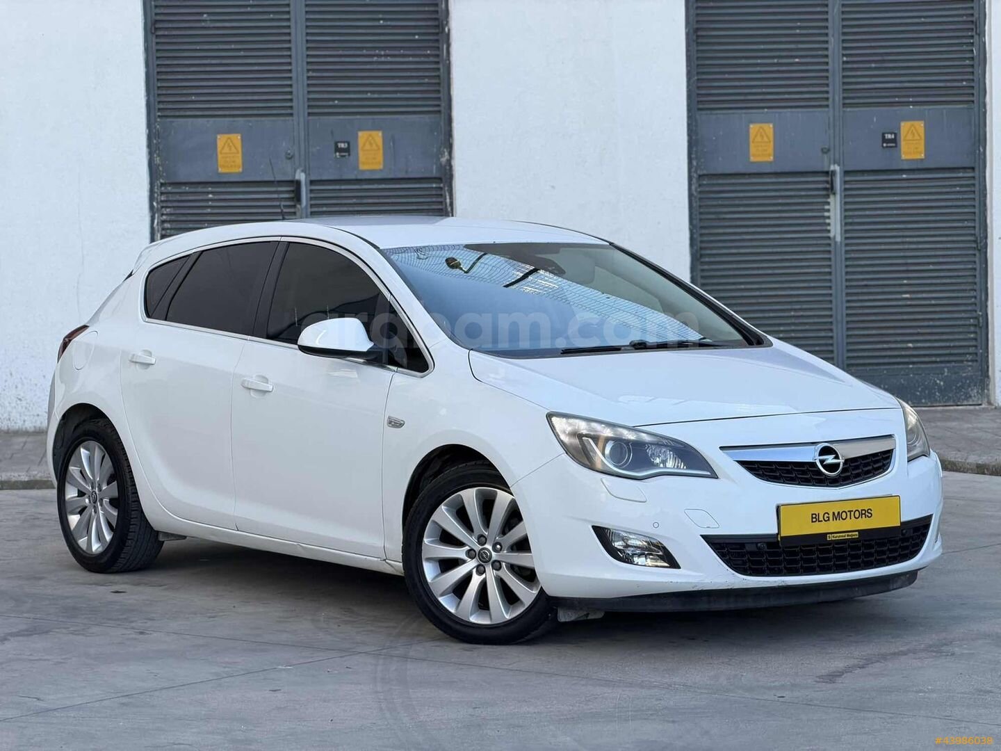 Galeriden Opel Astra 1.4 T Cosmo 2012 Model İstanbul 290.000 km Beyaz 4