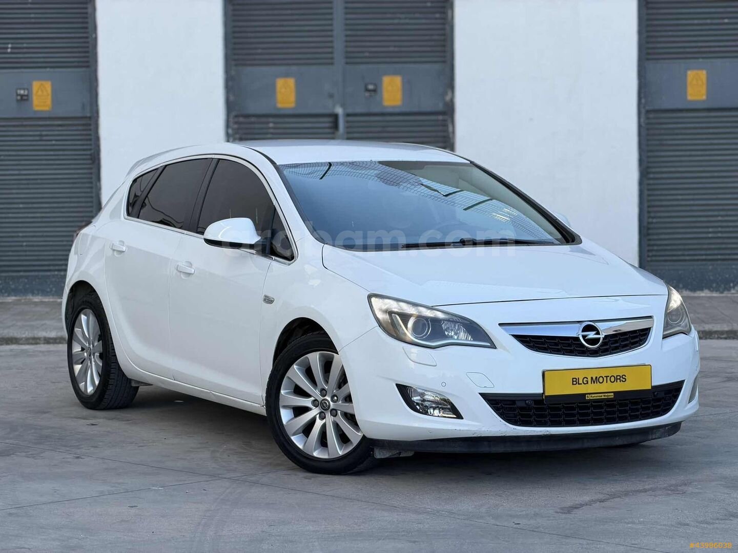 Galeriden Opel Astra 1.4 T Cosmo 2012 Model İstanbul 290.000 km Beyaz 3