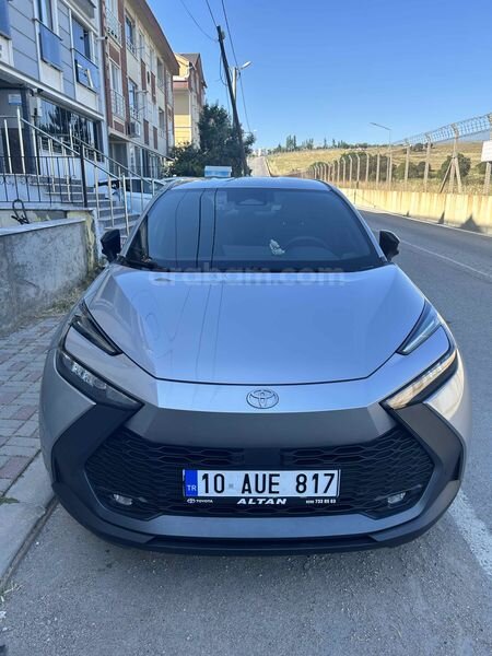 Akademisyenden Toyota C-HR 1.8 Hybrid Flame 2025 Model 18.500 km Gri (Gümüş)