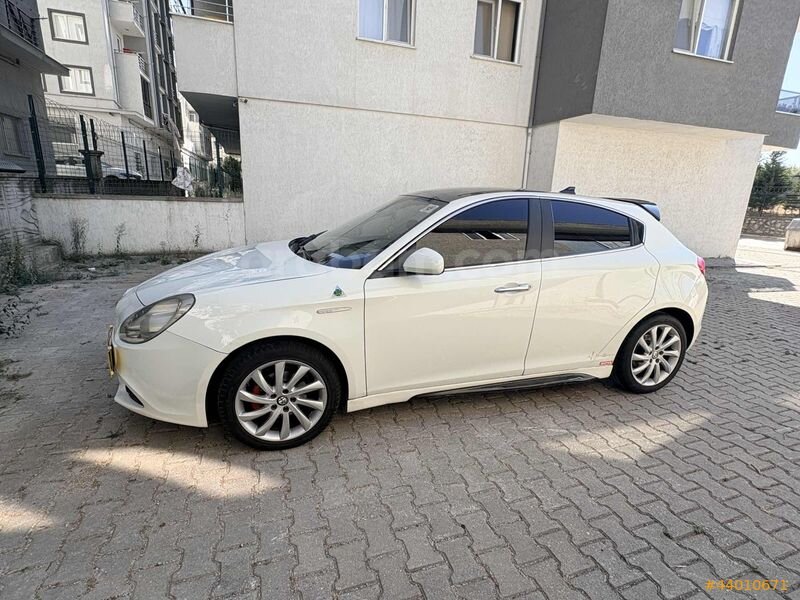 BNK / 2012 MODEL / ALFA ROMEO GİULİETTA / 1.6 JTD / MANUEL 3