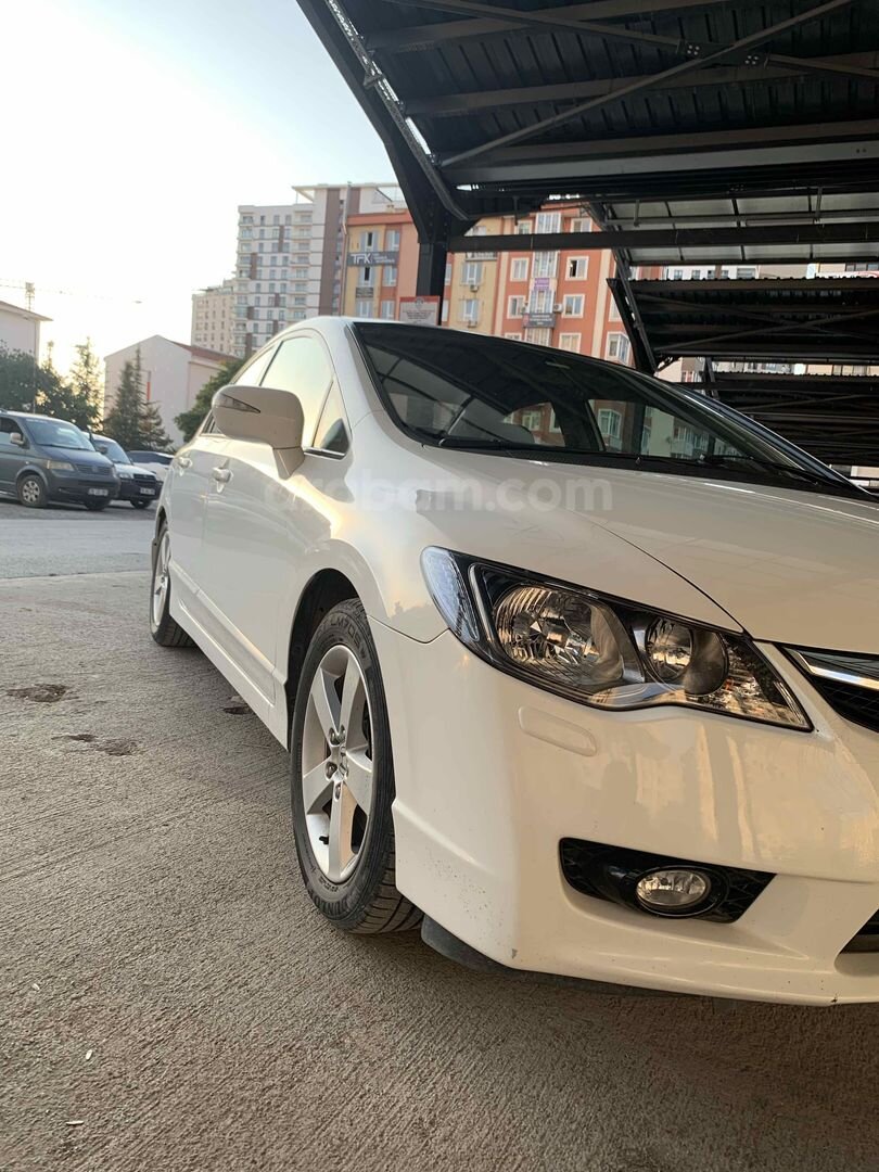 Sahibinden Honda Civic 1.6i VTEC Premium 2010 Model 2
