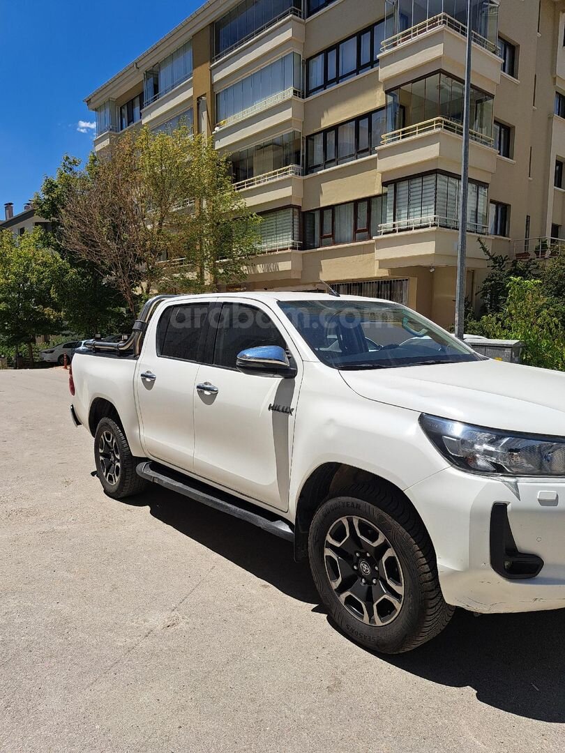 Sahibinden Toyota Hilux 2.4 D-4D 4x4 Adventure 2022 Model 105.000 km Beyaz 3