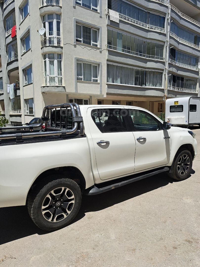 Sahibinden Toyota Hilux 2.4 D-4D 4x4 Adventure 2022 Model 105.000 km Beyaz 4