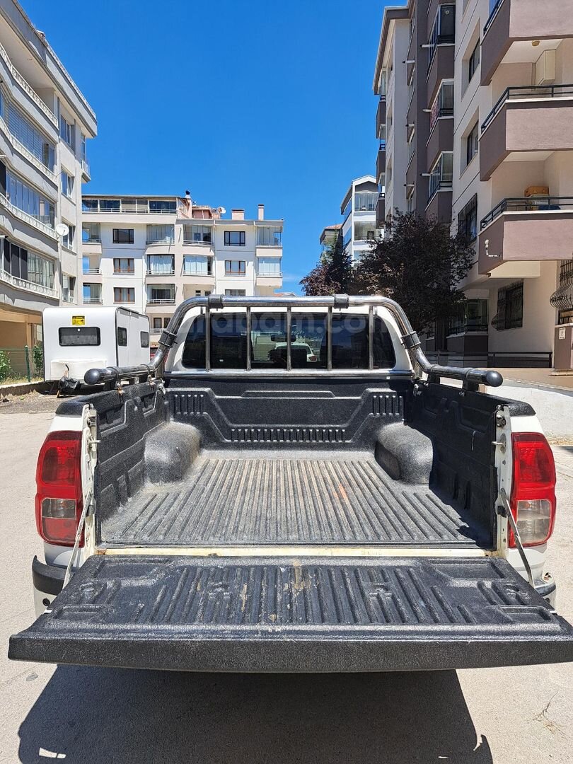 Sahibinden Toyota Hilux 2.4 D-4D 4x4 Adventure 2022 Model 105.000 km Beyaz 7