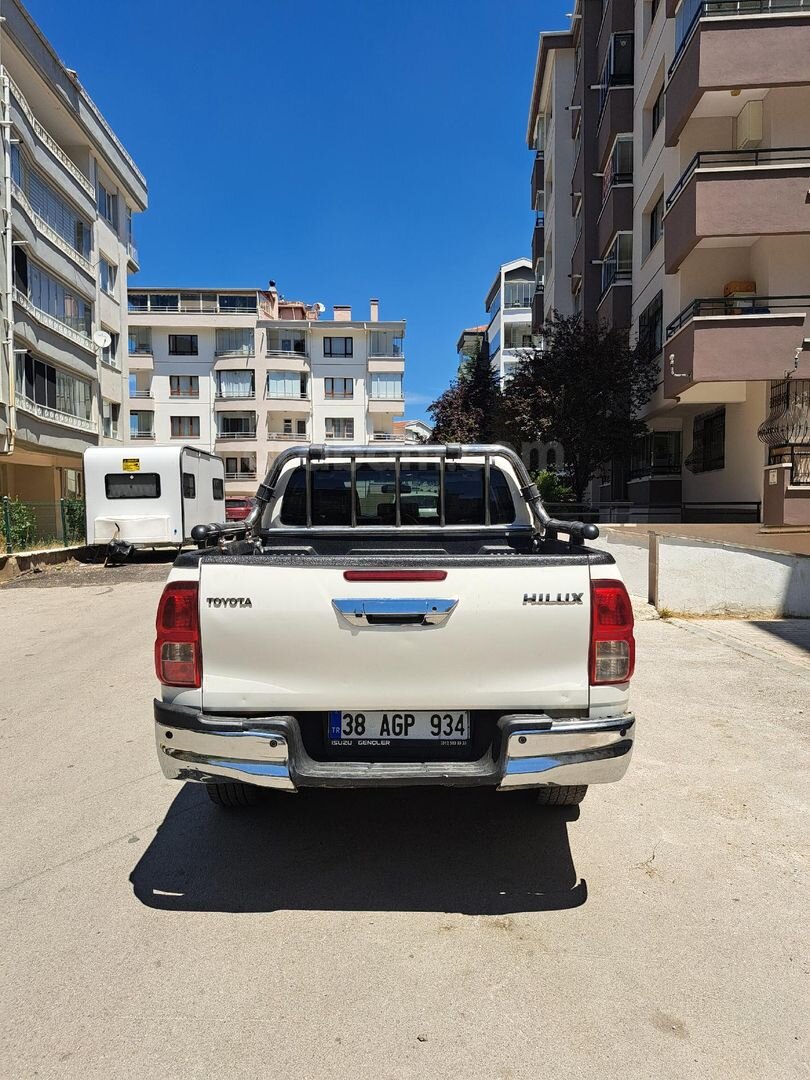 Sahibinden Toyota Hilux 2.4 D-4D 4x4 Adventure 2022 Model 105.000 km Beyaz 6