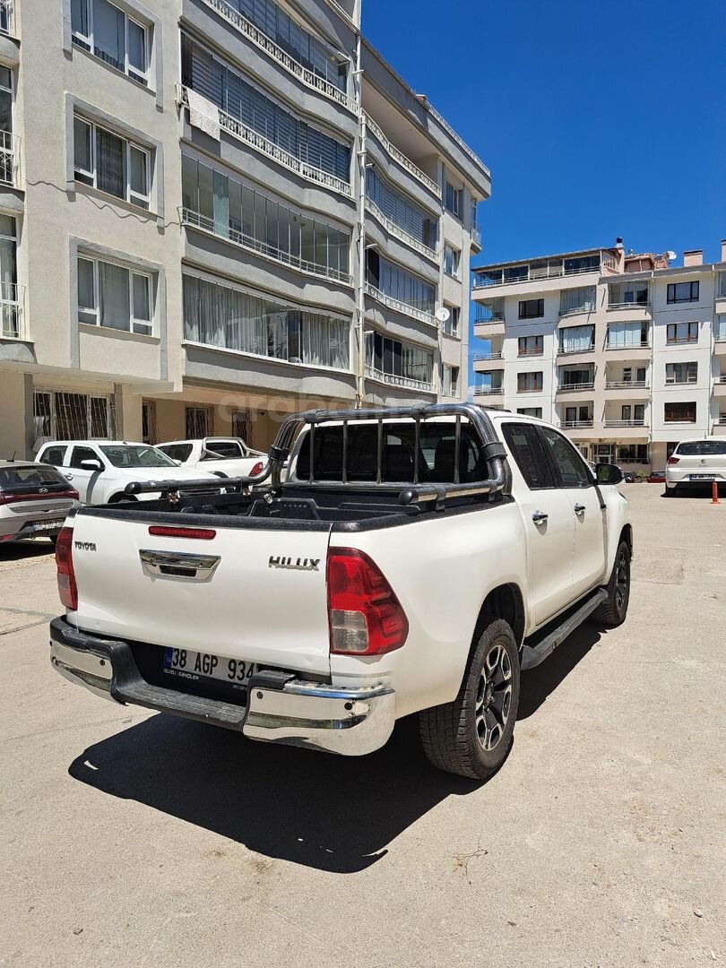 Sahibinden Toyota Hilux 2.4 D-4D 4x4 Adventure 2022 Model 105.000 km Beyaz 5