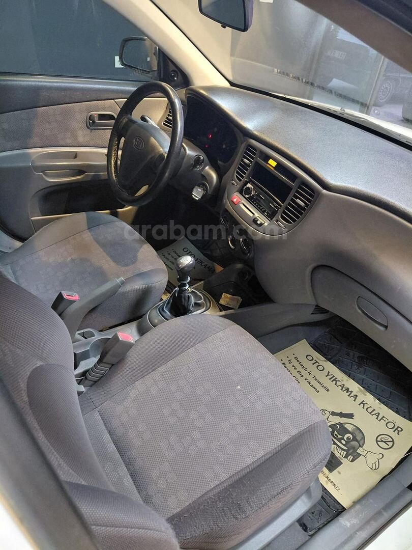 Galeriden Kia Rio 1.5 CRDi Trend 2010 Model Düzce 402.000 km Beyaz 3