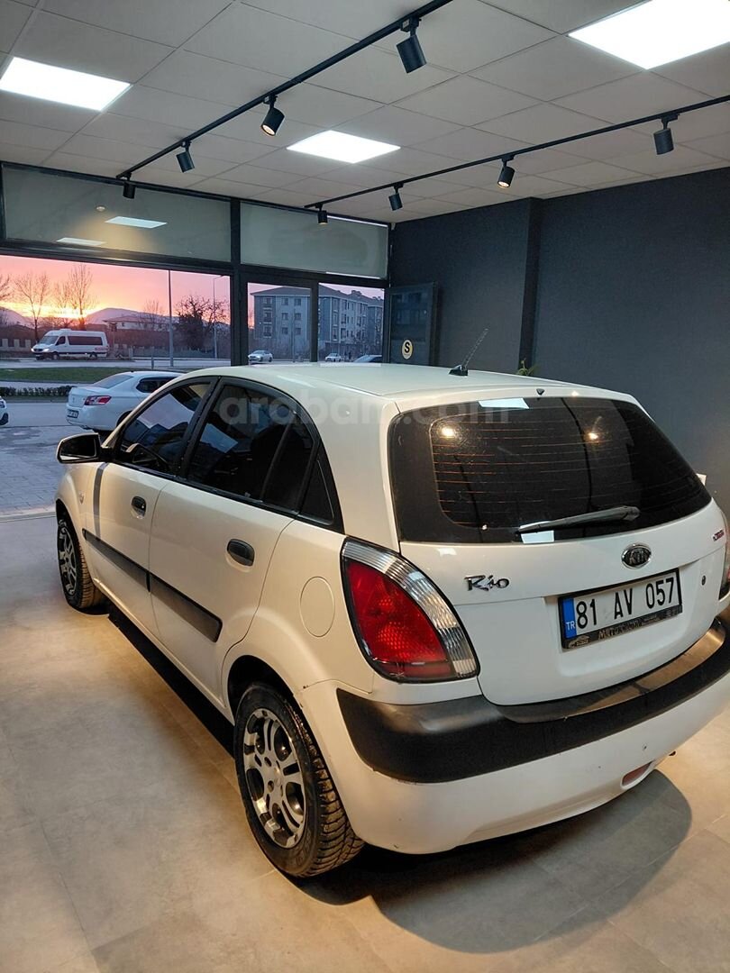 Galeriden Kia Rio 1.5 CRDi Trend 2010 Model Düzce 402.000 km Beyaz 6