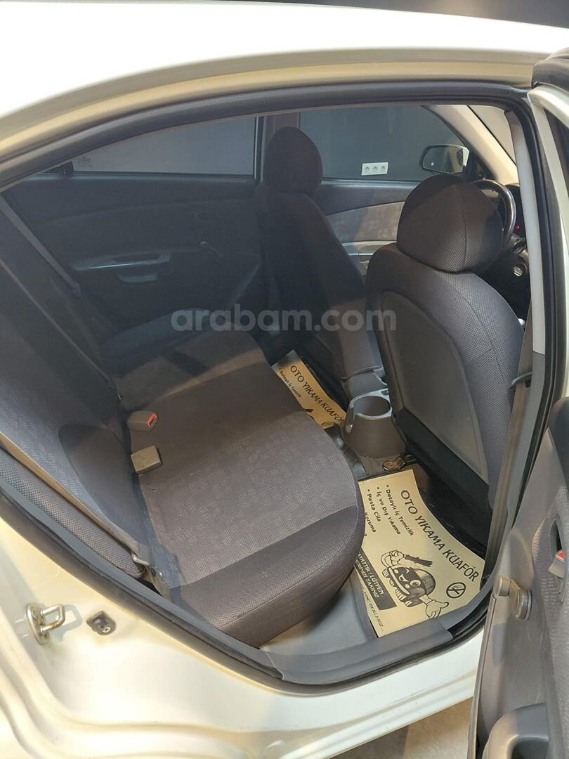 Galeriden Kia Rio 1.5 CRDi Trend 2010 Model Düzce 402.000 km Beyaz 4