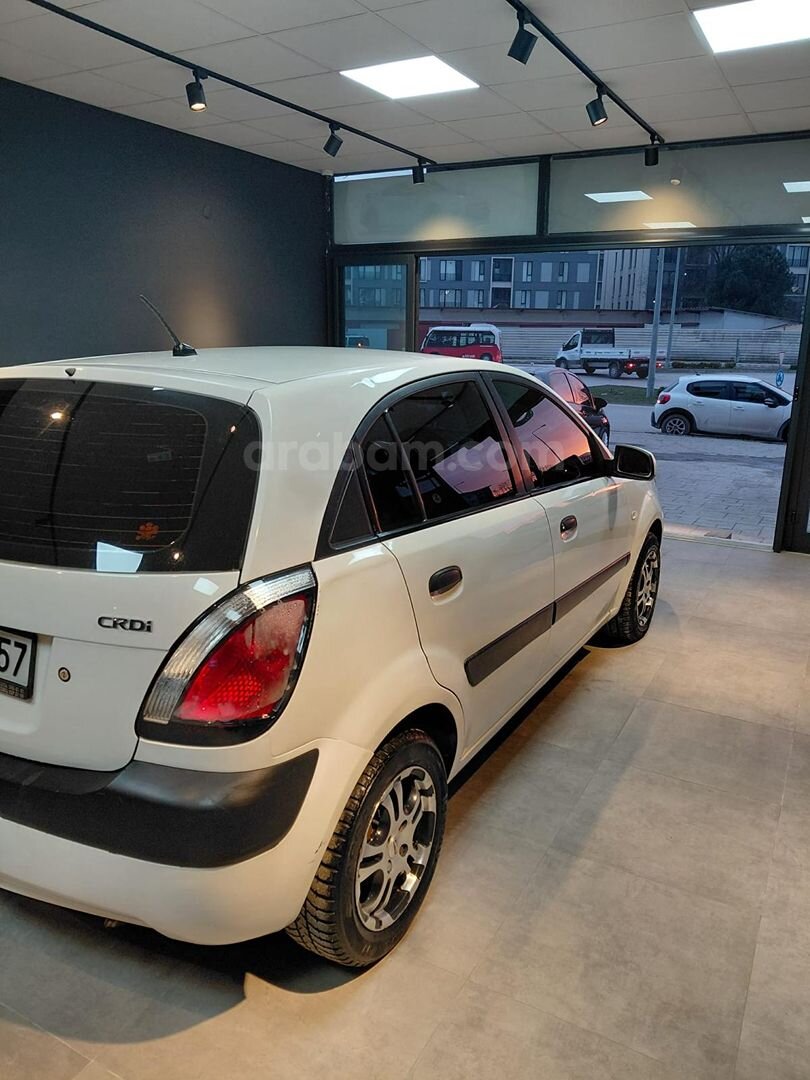 Galeriden Kia Rio 1.5 CRDi Trend 2010 Model Düzce 402.000 km Beyaz 2