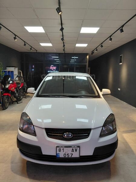 Galeriden Kia Rio 1.5 CRDi Trend 2010 Model Düzce 402.000 km Beyaz