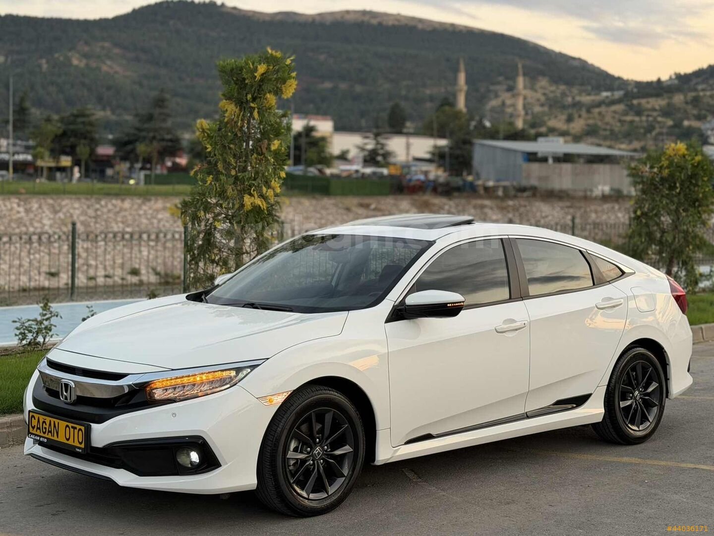 Galeriden Honda Civic 1.6i VTEC Eco Elegance 2021 Model Tokat 30.000 km Beyaz 1