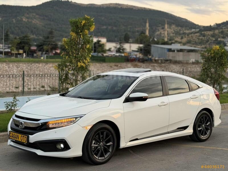 Galeriden Honda Civic 1.6i VTEC Eco Elegance 2021 Model Tokat 30.000 km Beyaz