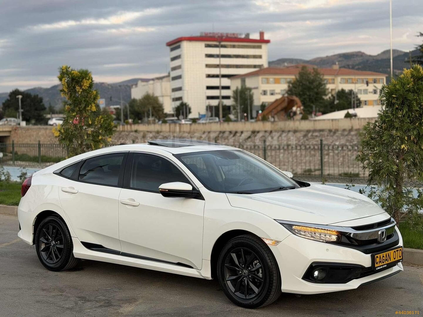 Galeriden Honda Civic 1.6i VTEC Eco Elegance 2021 Model Tokat 30.000 km Beyaz 3