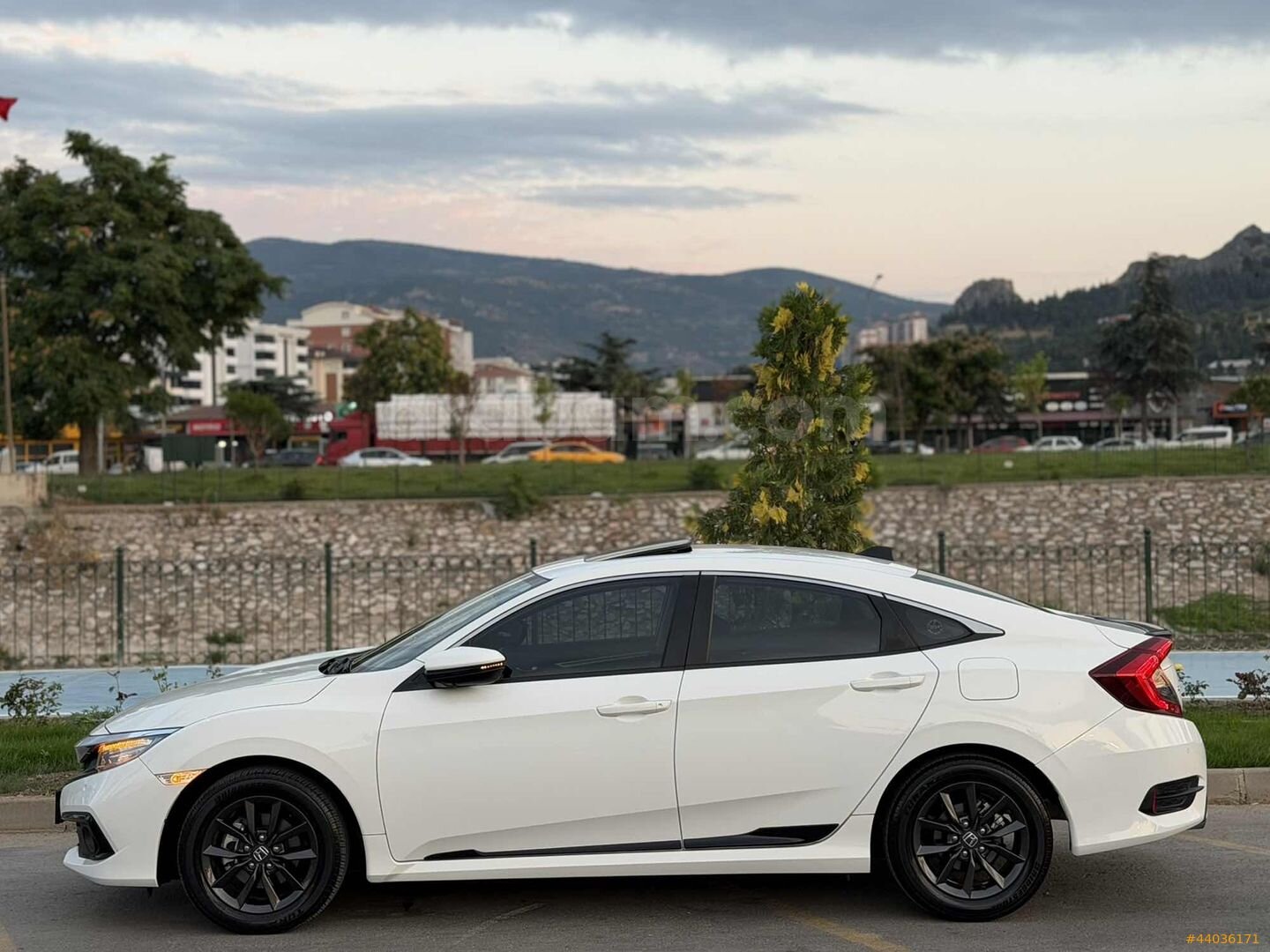 Galeriden Honda Civic 1.6i VTEC Eco Elegance 2021 Model Tokat 30.000 km Beyaz 5