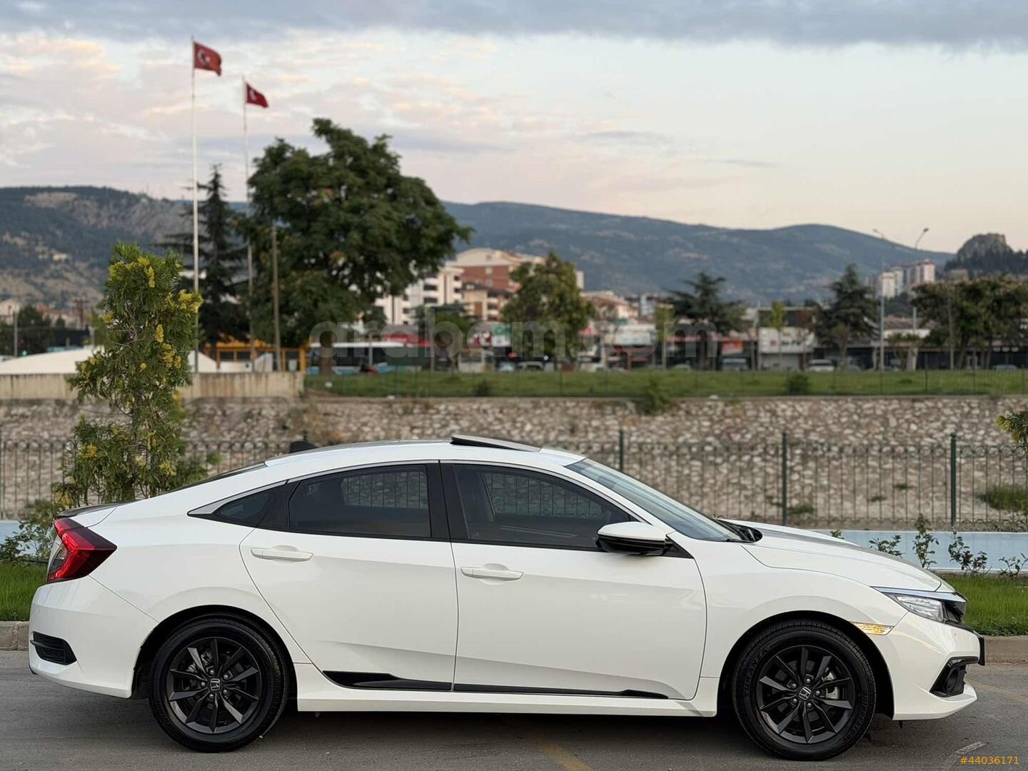 Galeriden Honda Civic 1.6i VTEC Eco Elegance 2021 Model Tokat 30.000 km Beyaz 4
