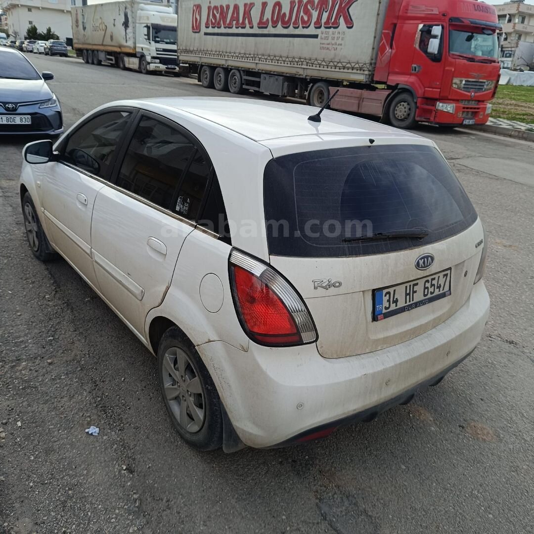 Sahibinden Kia Rio 1.5 CRDi EXComfort 2011 Model 280000 km Beyaz 3