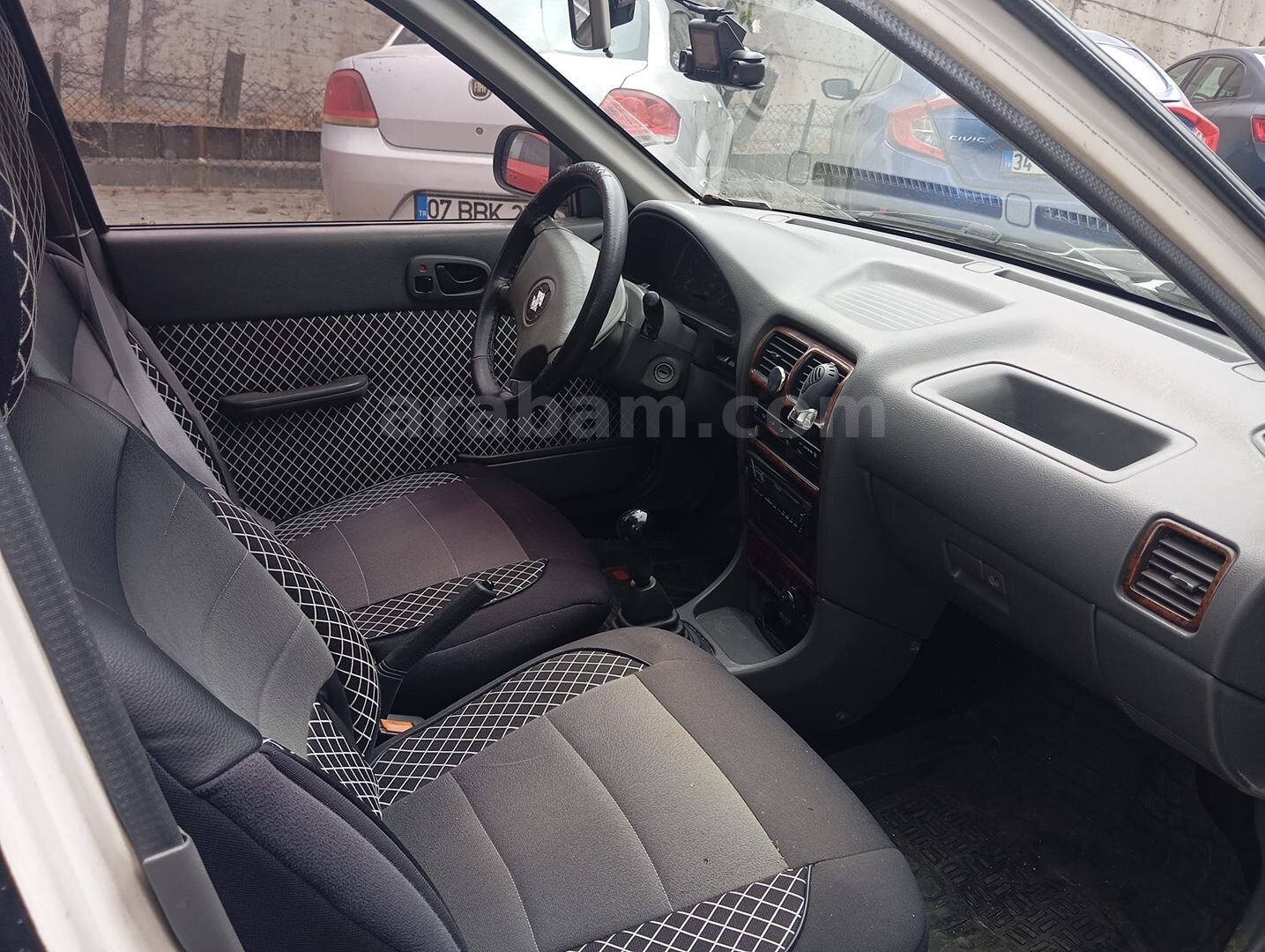 Sahibinden Suzuki Swift 1.3 GLX 2001 Model İstanbul 230.000 km Beyaz 5