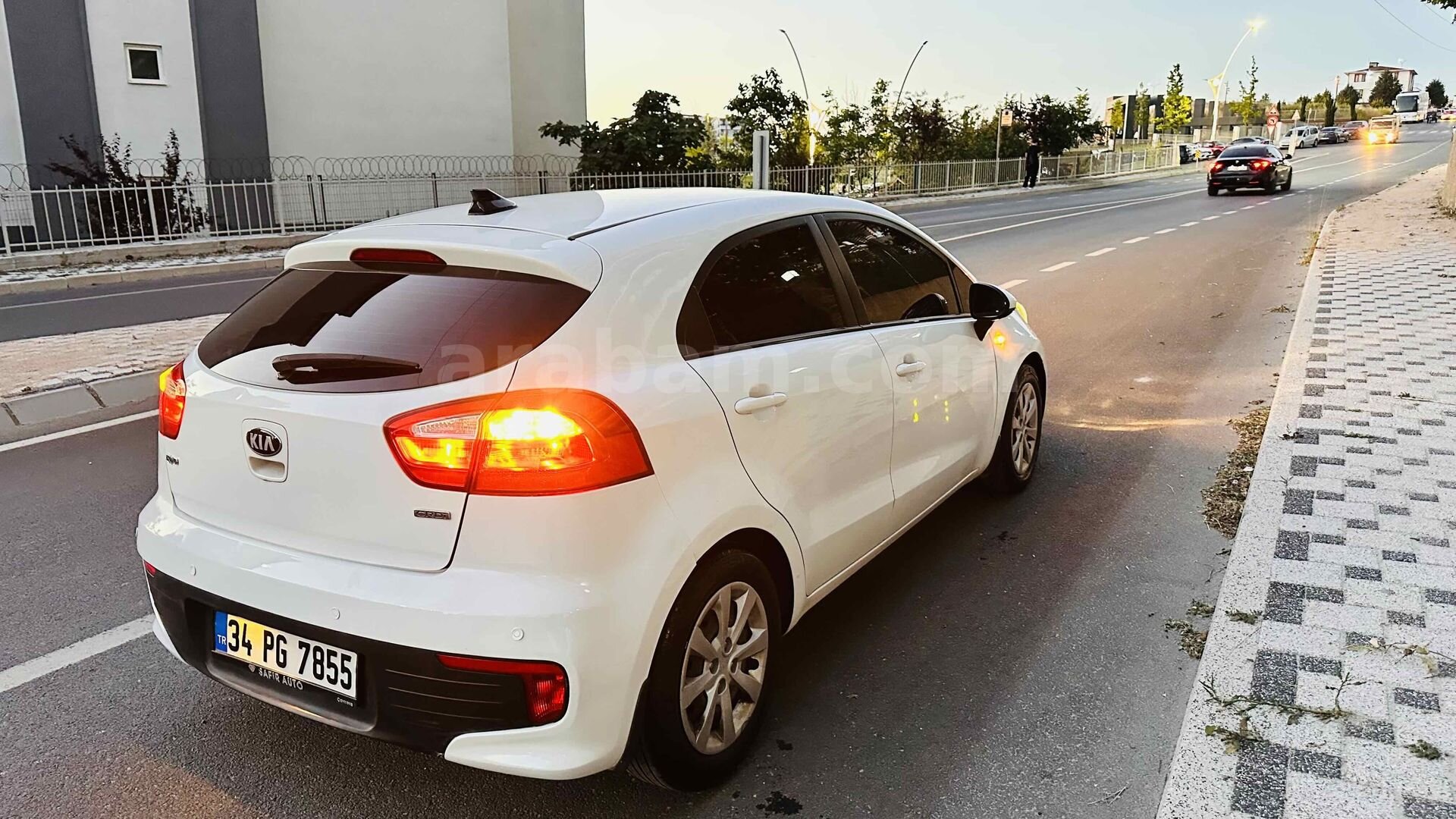 Sahibinden Kia Rio 1.4 CRDi Comfort 2015 Model 252.000 km Beyaz 4