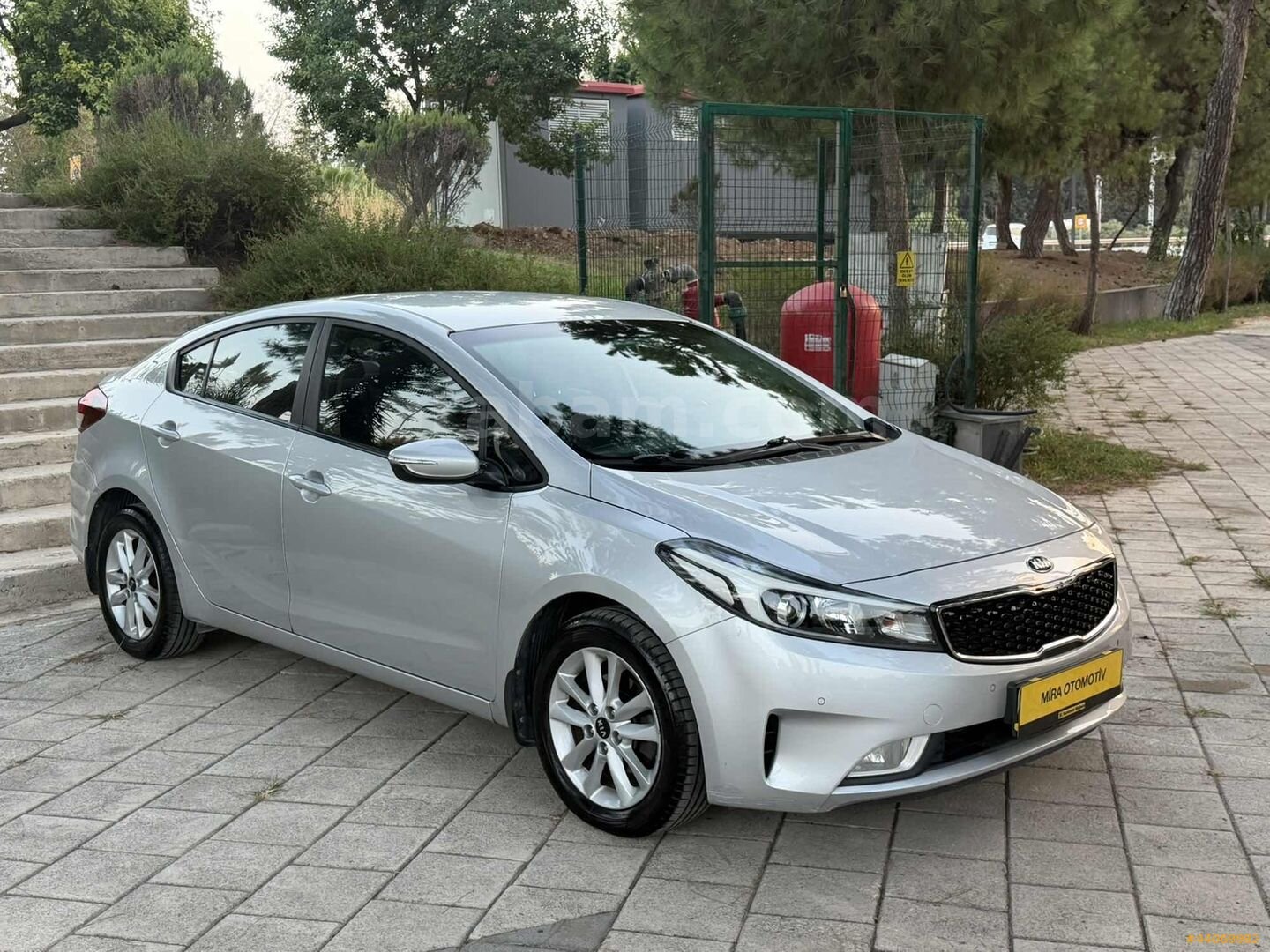 1.6 DİZEL OTOMATİK KİA CERATO HATASIZ BOYASIZ YENİ KASA 1