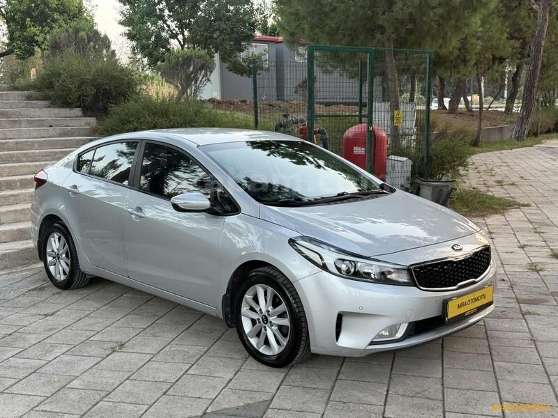 1.6 DİZEL OTOMATİK KİA CERATO HATASIZ BOYASIZ YENİ KASA