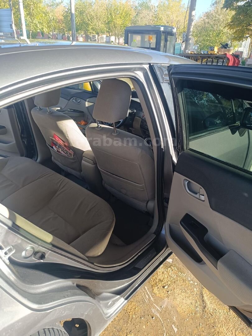 Sahibinden Honda Civic 1.6 Dream 2013 Model 257.000 km Füme 4