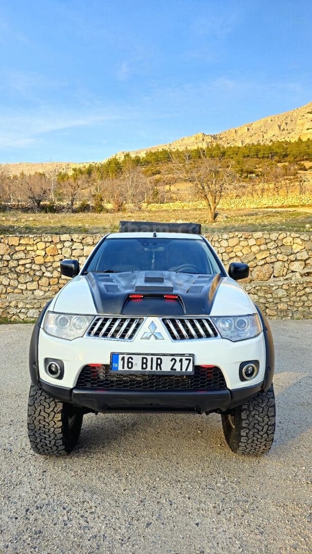 BAKIMLARI YENİ Sahibinden Mitsubishi L 200 4x4 Instyle 178 BG'lik 2013 Model 257.000 km 1