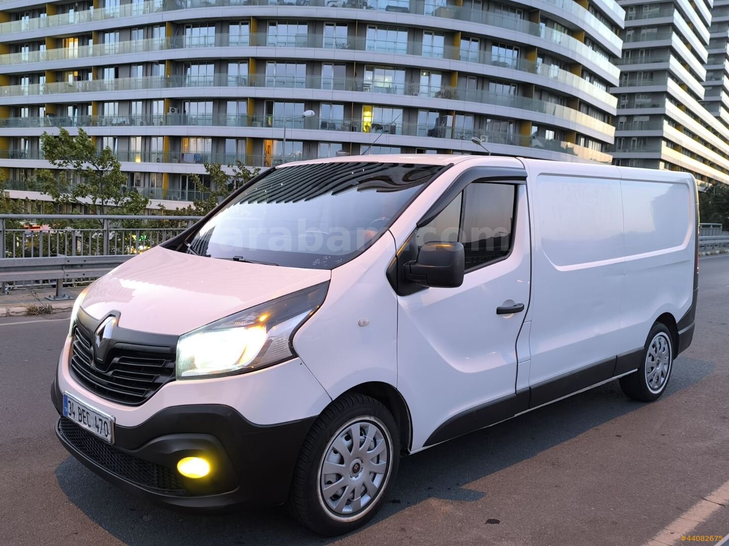 Galeriden Renault Trafic 1.6 DCI Grand Confort 2017 Model İstanbul 445.000 km Beyaz 4