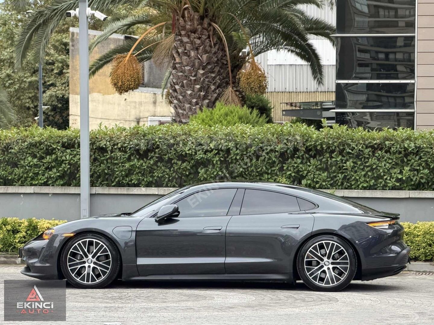 Galeriden Porsche Taycan Elektrik 2021 Model İstanbul 72.000 km Gri 5