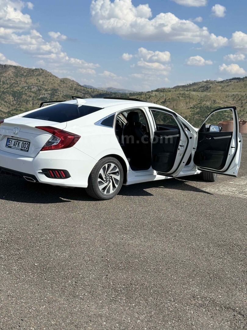 Sahibinden Honda Civic 1.6i VTEC Executive 2017 Model 197.000 km Beyaz 3