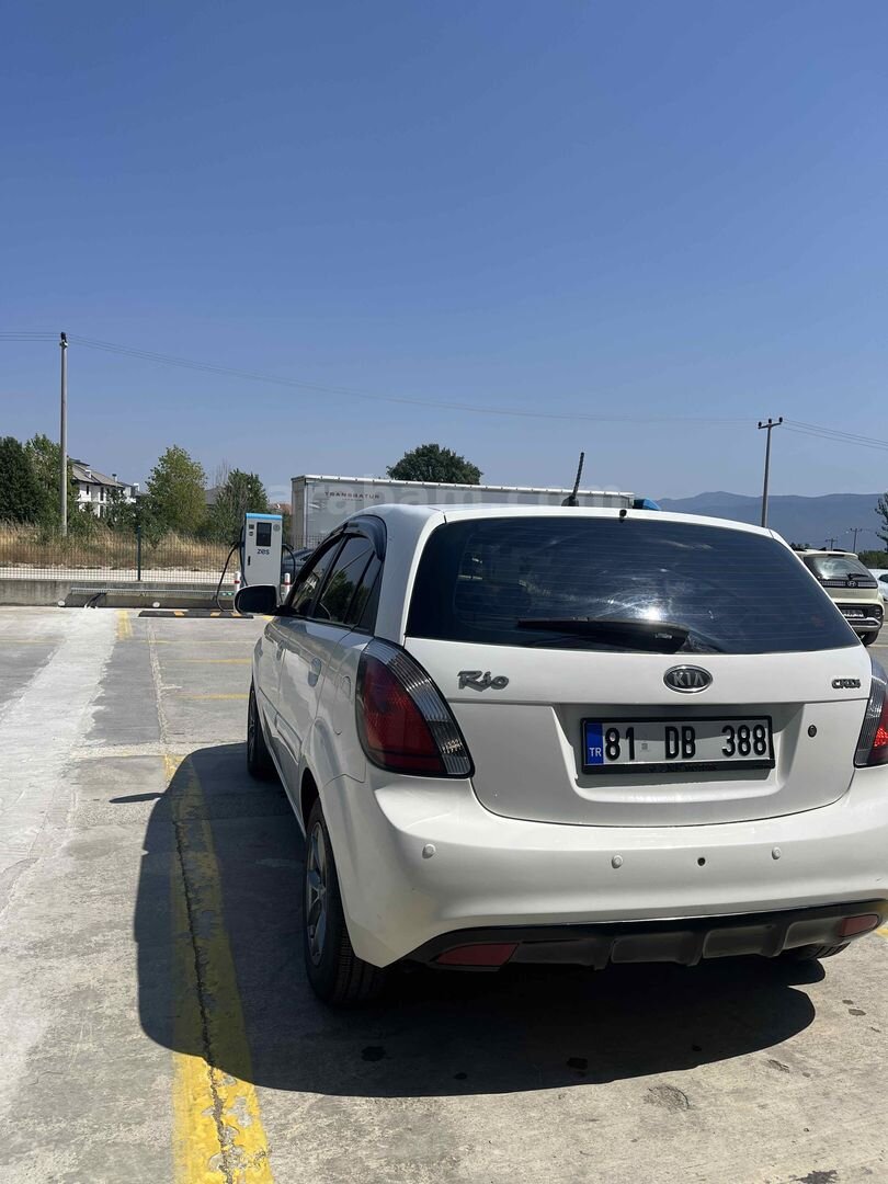 Sahibinden Kia Rio 1.5 CRDi Trend 2011 Model Düzce 278.000 km Beyaz 4