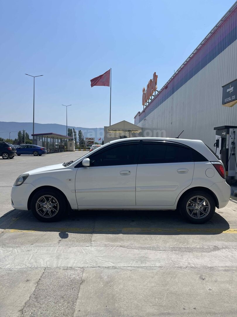 Sahibinden Kia Rio 1.5 CRDi Trend 2011 Model Düzce 278.000 km Beyaz 6