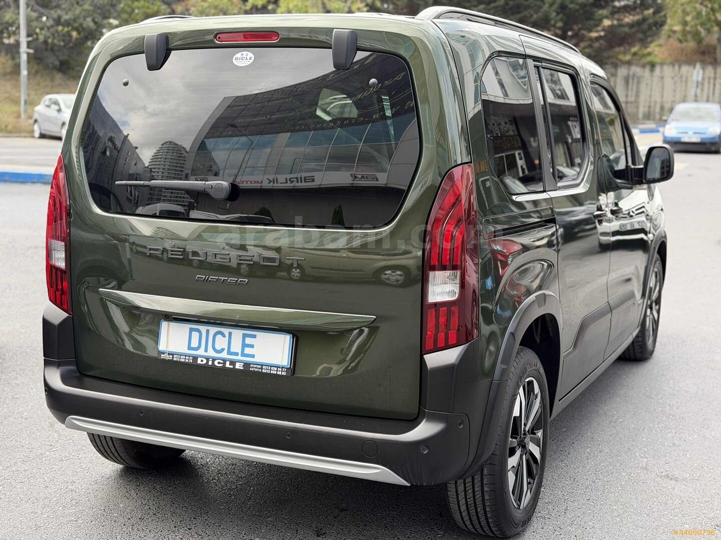 Galeriden Peugeot Rifter 1.5 BlueHDI GT 2025 Model İstanbul 41.150 km Yeşil 3