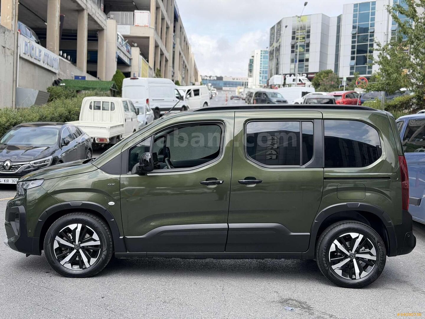 Galeriden Peugeot Rifter 1.5 BlueHDI GT 2025 Model İstanbul 41.150 km Yeşil 6
