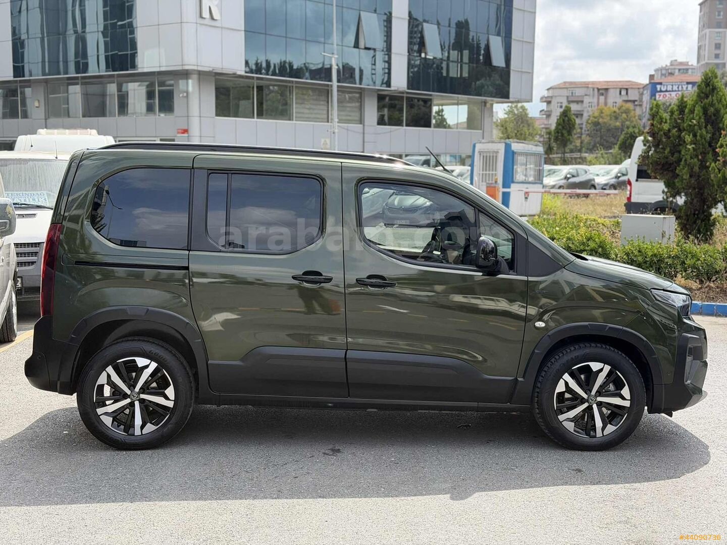 Galeriden Peugeot Rifter 1.5 BlueHDI GT 2025 Model İstanbul 41.150 km Yeşil 2
