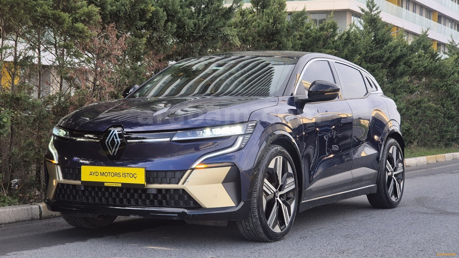 Galeriden Renault Megane E-Tech Iconic 2023 Model İstanbul 81.500 km Lacivert 1
