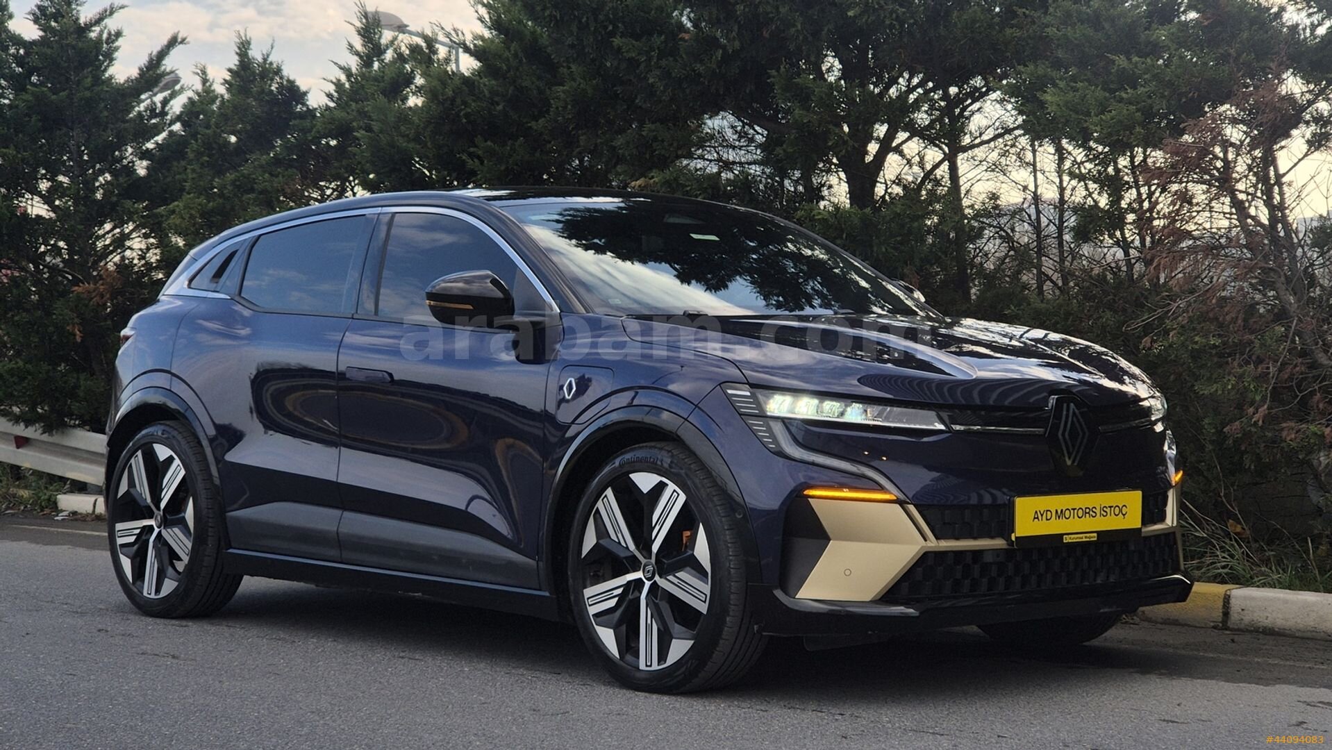 Galeriden Renault Megane E-Tech Iconic 2023 Model İstanbul 81.500 km Lacivert 3