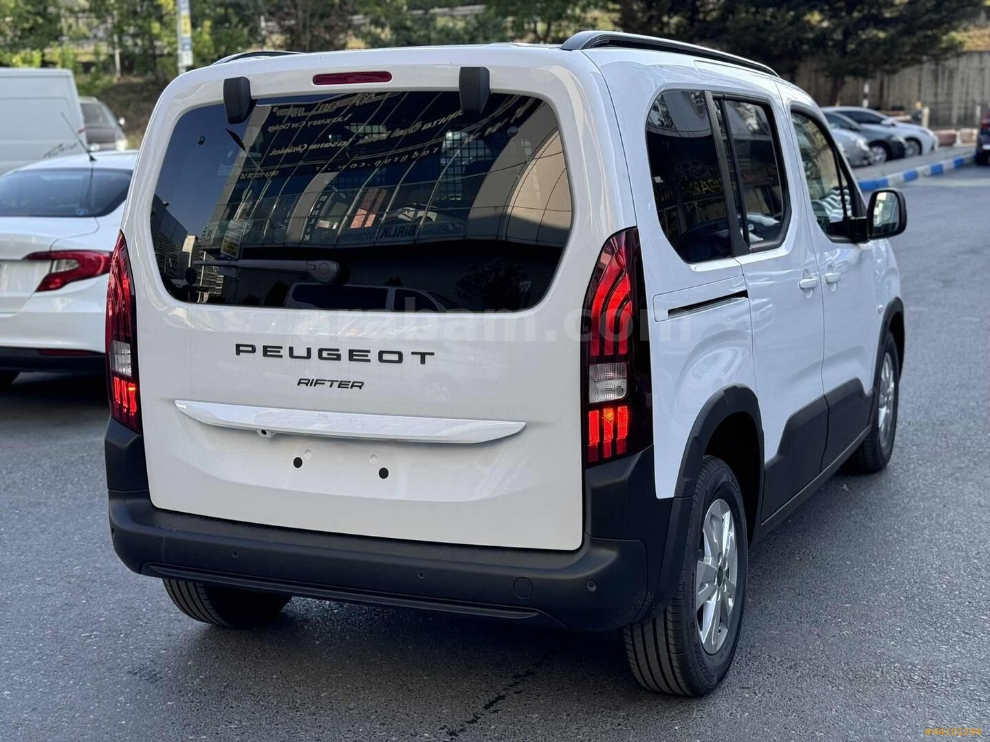 Galeriden Peugeot Rifter 1.5 BlueHDI Allure 2025 Model İstanbul 37.000 km Beyaz 3