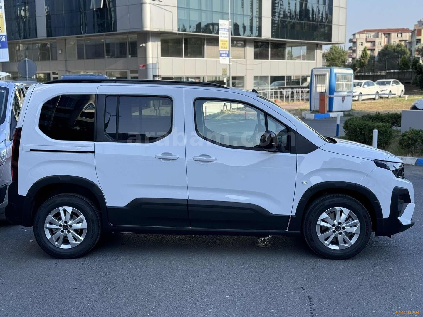 Galeriden Peugeot Rifter 1.5 BlueHDI Allure 2025 Model İstanbul 37.000 km Beyaz 2