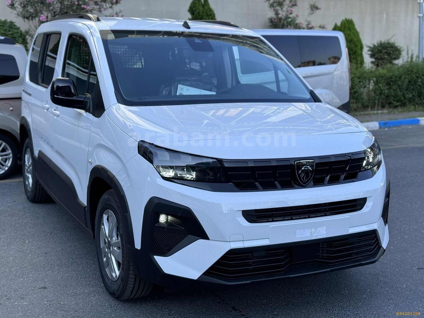 Galeriden Peugeot Rifter 1.5 BlueHDI Allure 2025 Model İstanbul 37.000 km Beyaz 1
