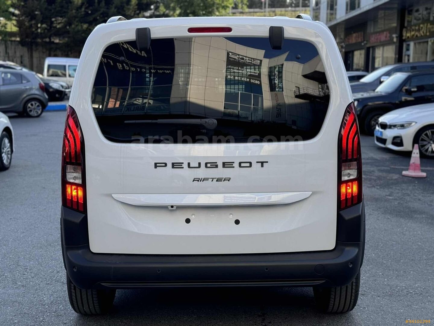 Galeriden Peugeot Rifter 1.5 BlueHDI Allure 2025 Model İstanbul 37.000 km Beyaz 4