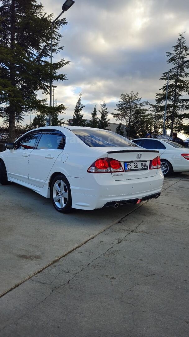Sahibinden Honda Civic 1.6 Premium 2011 Model 250.000 km Beyaz 3