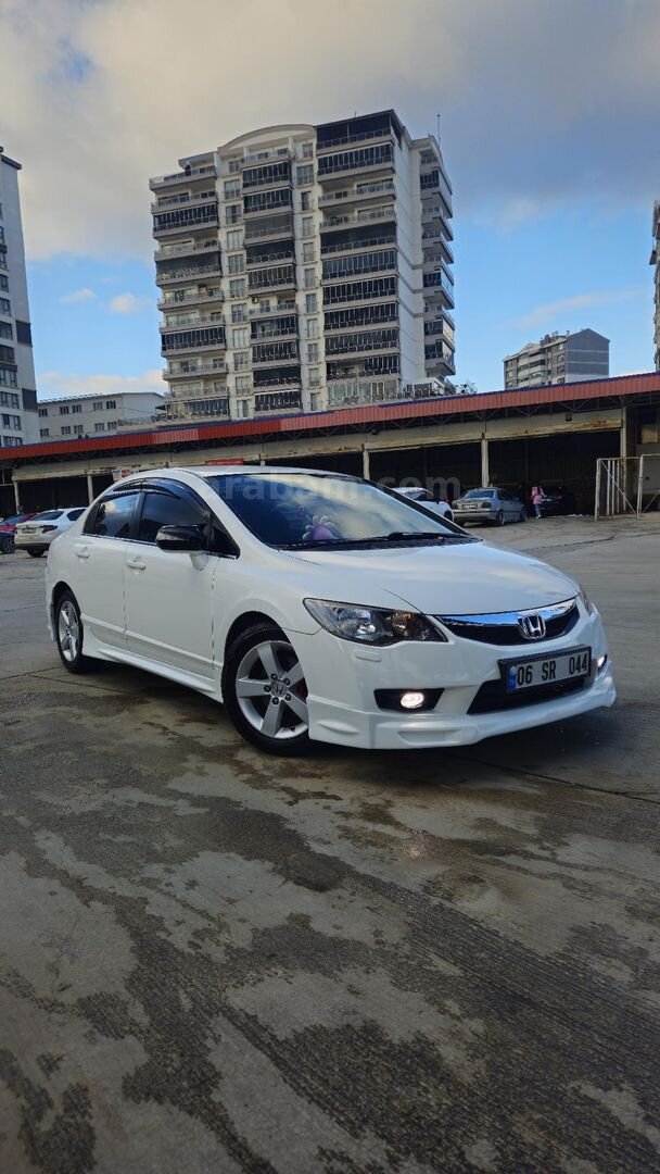 Sahibinden Honda Civic 1.6 Premium 2011 Model 250.000 km Beyaz 1