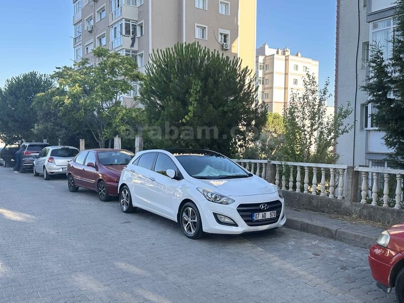 Sahibinden Hyundai i30 1.6 CRDi Style Design Pack 2015 Model 210.000 km Beyaz