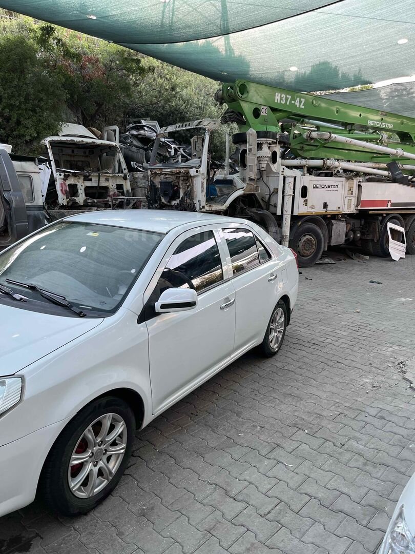 Sahibinden Geely Familia 1.5 Comfort 2011 Model Muğla 196.000 km Beyaz 3