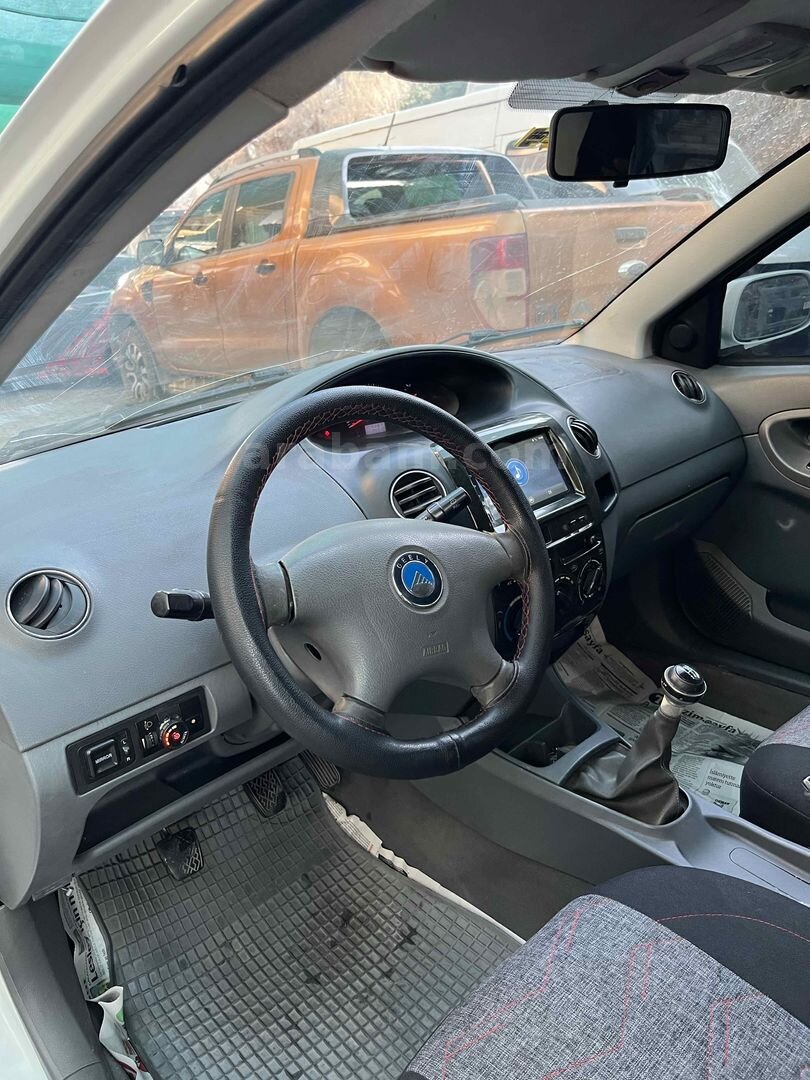 Sahibinden Geely Familia 1.5 Comfort 2011 Model Muğla 196.000 km Beyaz 5