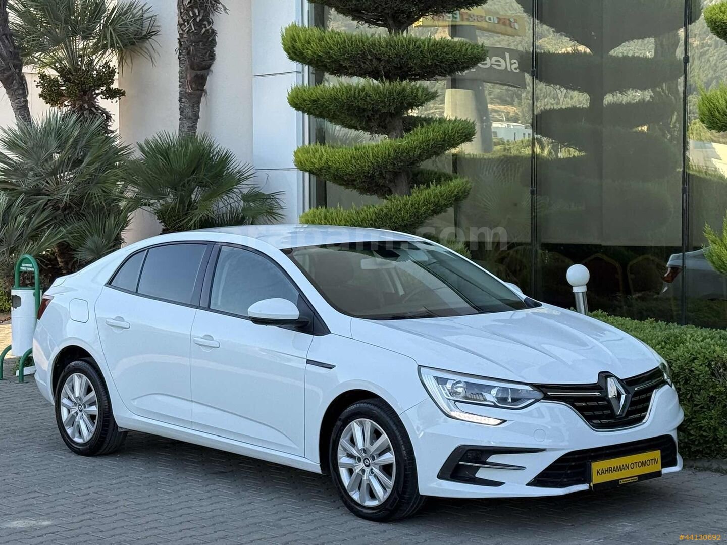 Galeriden Renault Megane 1.3 TCe Joy Comfort 2022 Model Manisa 106.000 km Beyaz 5
