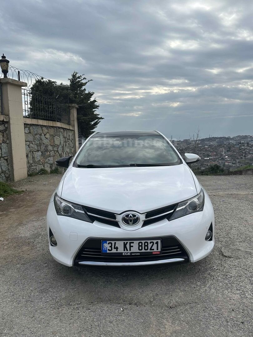 Sahibinden Toyota Auris 1.4 D-4D Premium 2014 Model İstanbul 210.000 km Beyaz 1